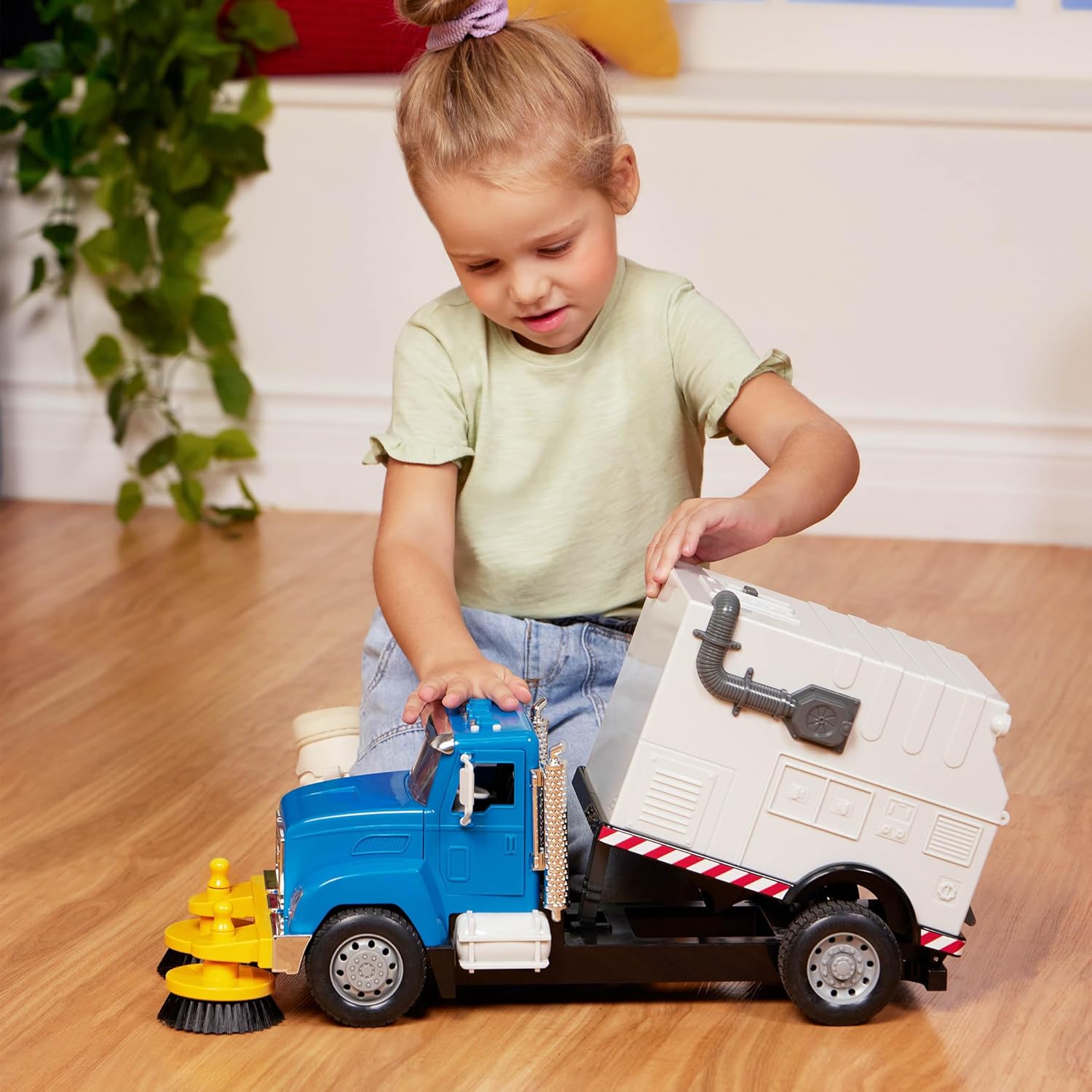 1:16 Scale Electric Street Sweeper Toy Truck with Openable Doors P573