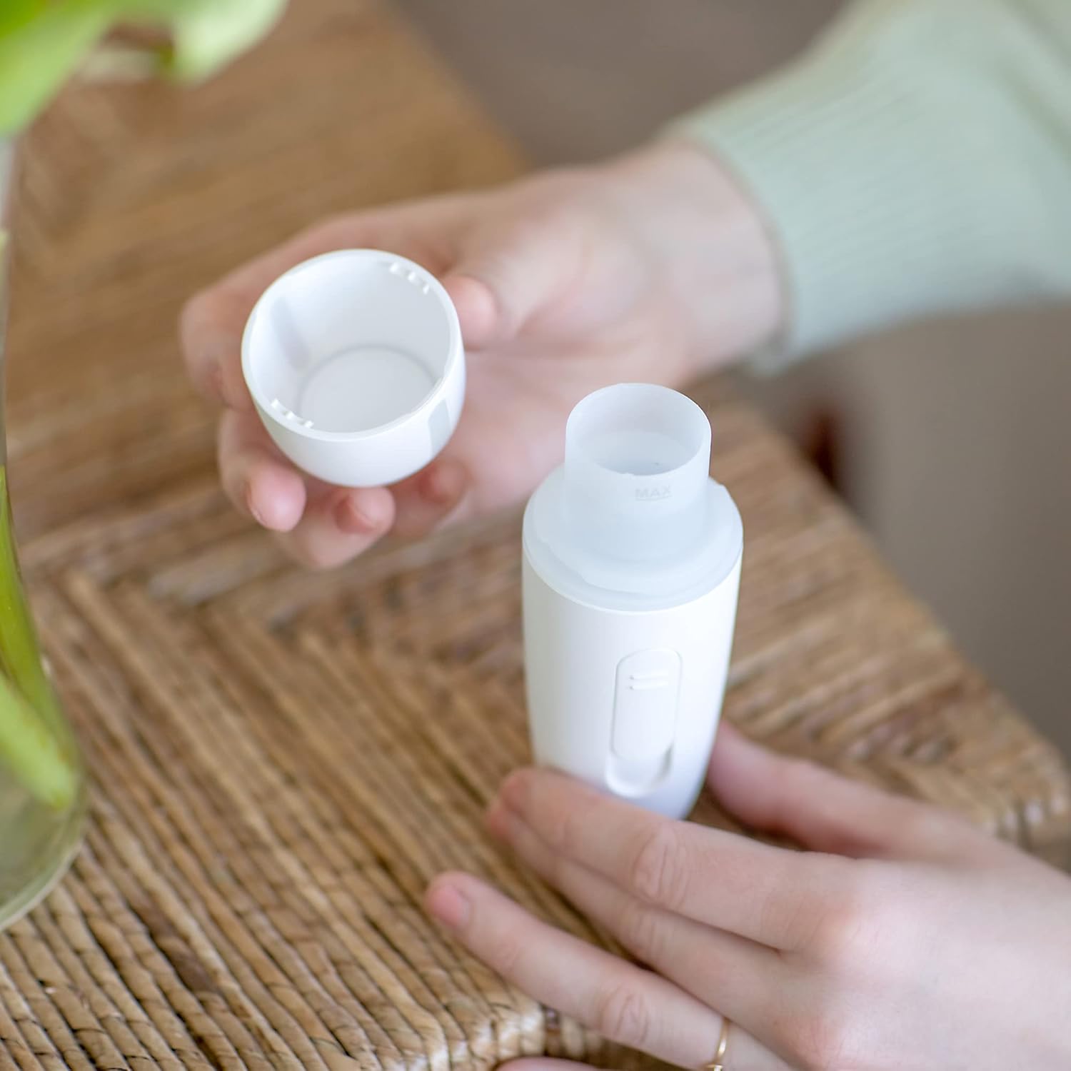 Mini Portable Diffuser for Essential Oils, Rechargeable USB, Cordless Z937